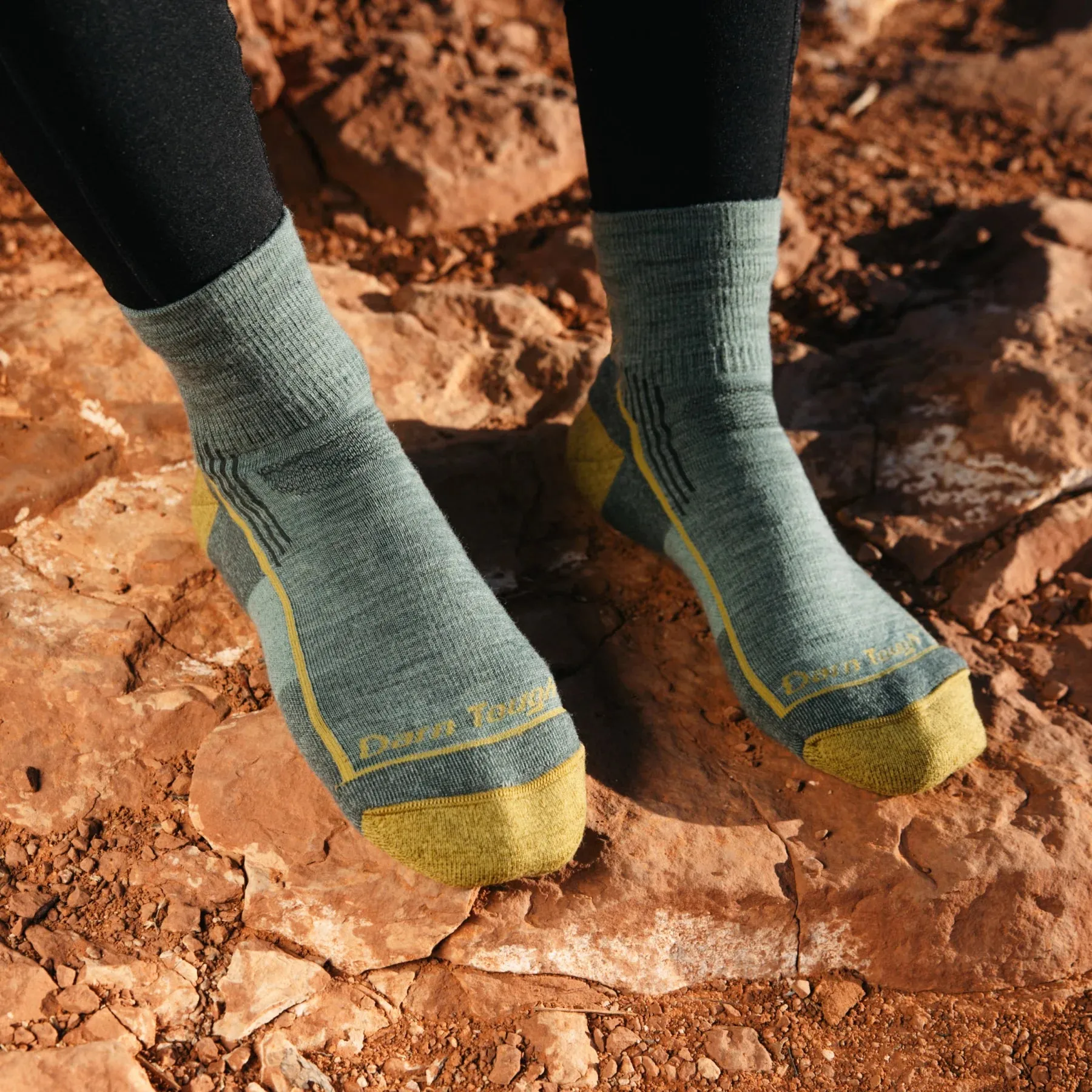 Darn Tough Women's Hiker Quarter Midweight With Cushion Hiking Socks