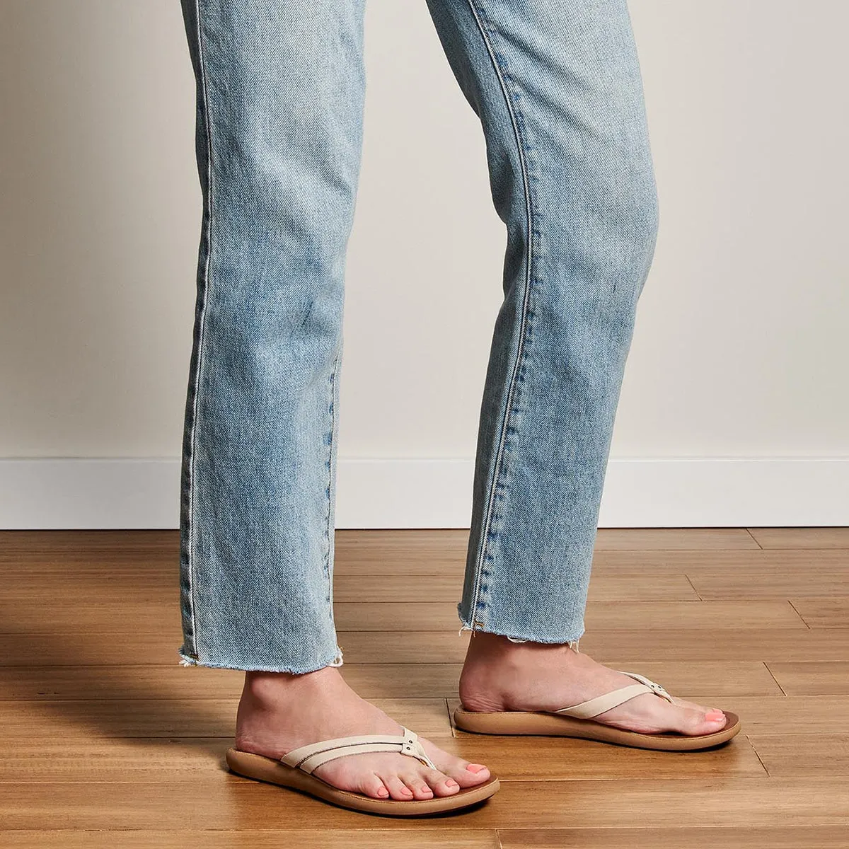 OluKai Women's Kāpehe Luana Leather Beach Sandals