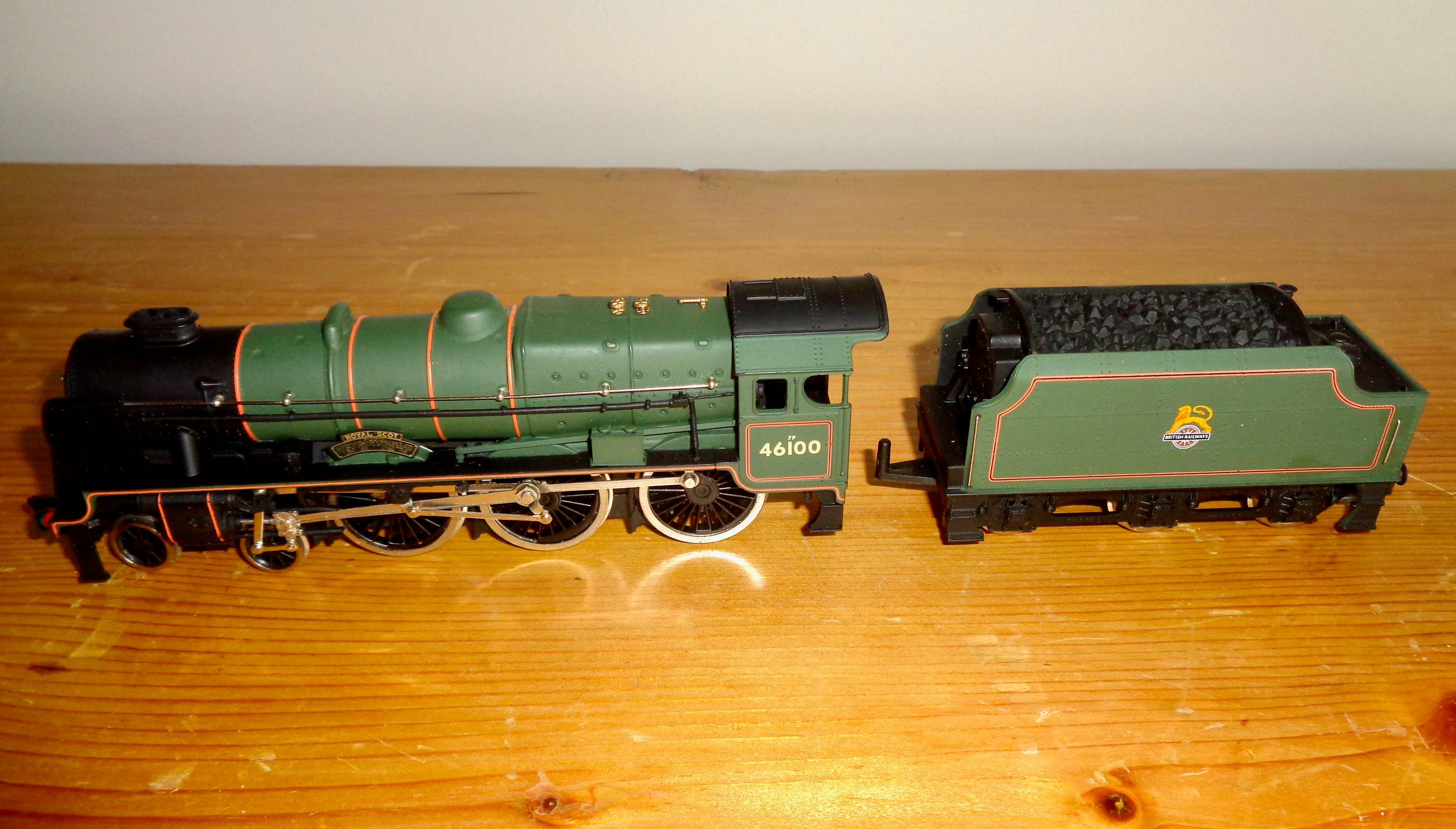 OO Gauge Mainline BR 46100 Royal Scot Steam Locomotive Engine And Tender in Original Box